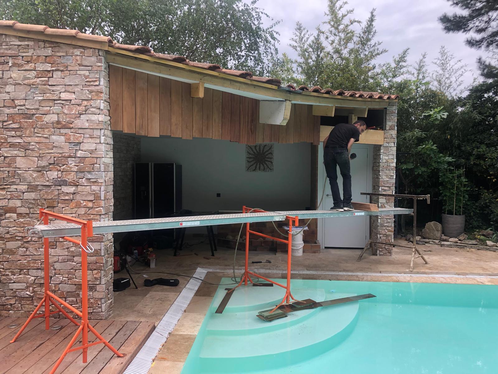 Pose d'un habillage bois sur pool house — Les Menuiseries de Malo, Drôme